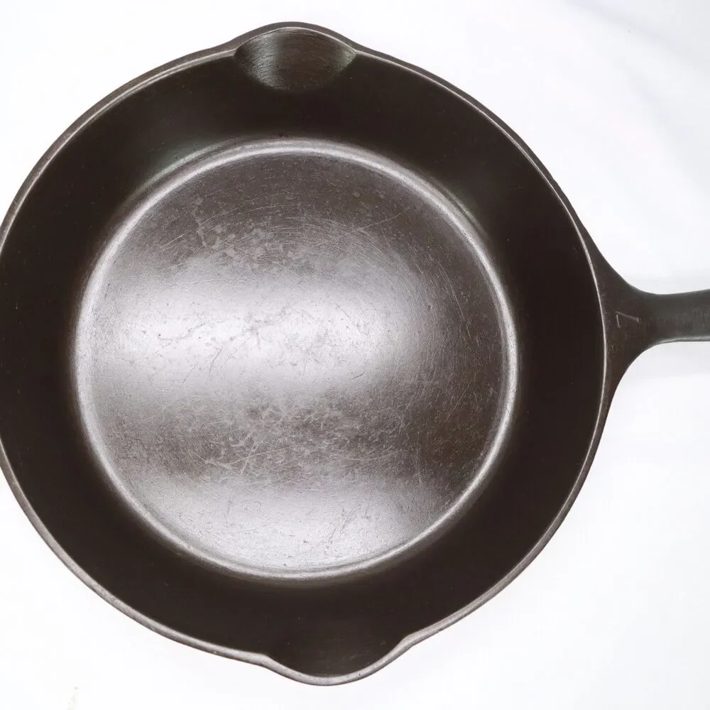 Cast Iron #7 Round Skillet Frying Pan 9 3/4